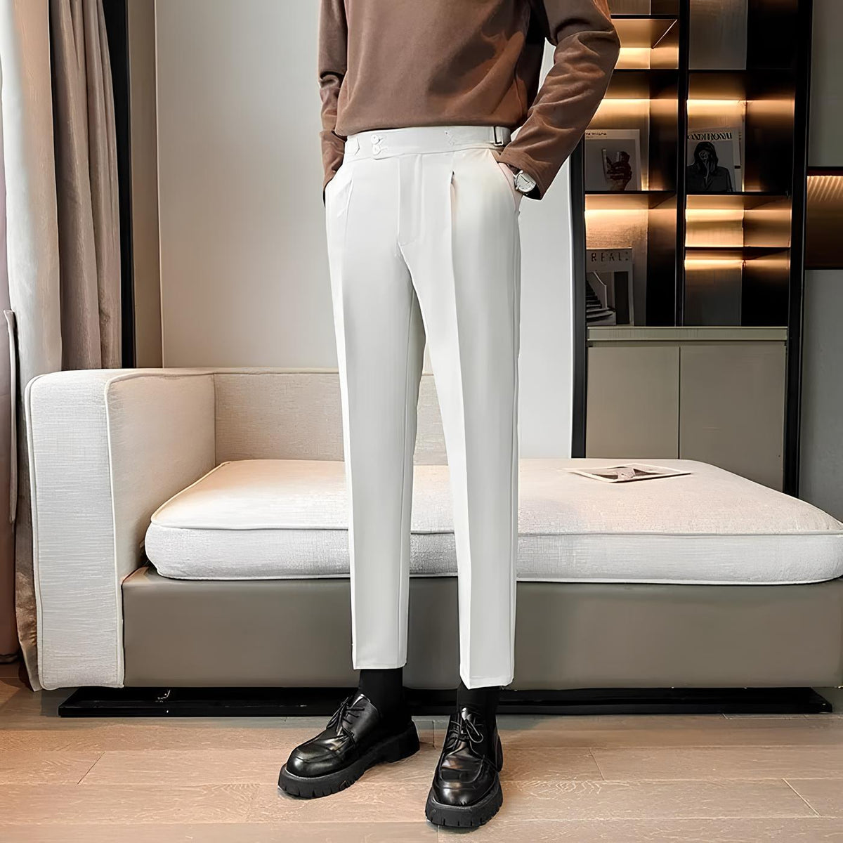 Calça alfaiataria masculina branca Smoking, vista de frente no ambiente