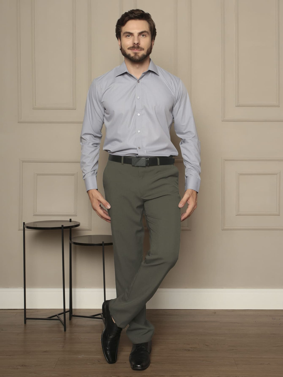 Calça alfaiataria masculina verde militar Viego, vista de frente no corpo inteiro