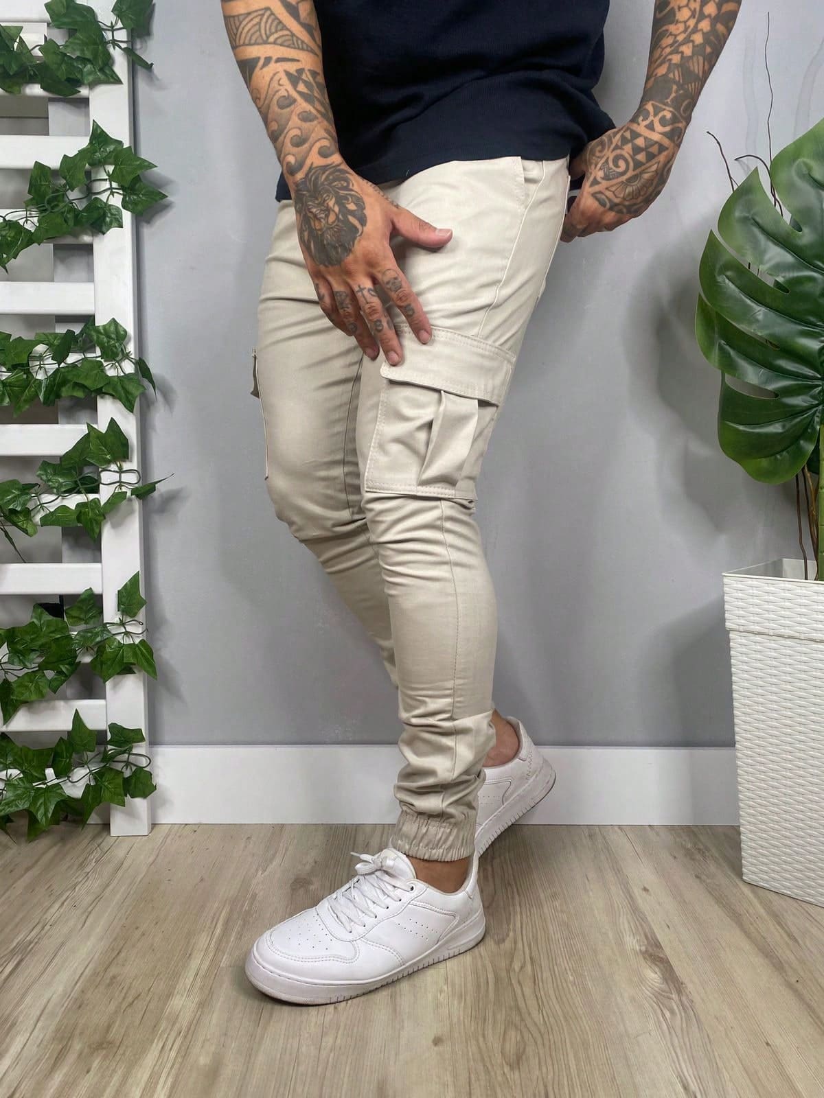 Calça Cargo Jogger Masculino Bege Urban Loja Viego calça academia calça bege masculina calça cargo jogger Calça Cargo Jogger Masculino Bege Urban calça cargo masculina calça casual masculina calça confortável masculina calça de academia masculina calça estiloso masculino Calça Jogger calça jogger masculina calça jogger para homem calça sarja masculina calça urbana masculina calça versátil masculina