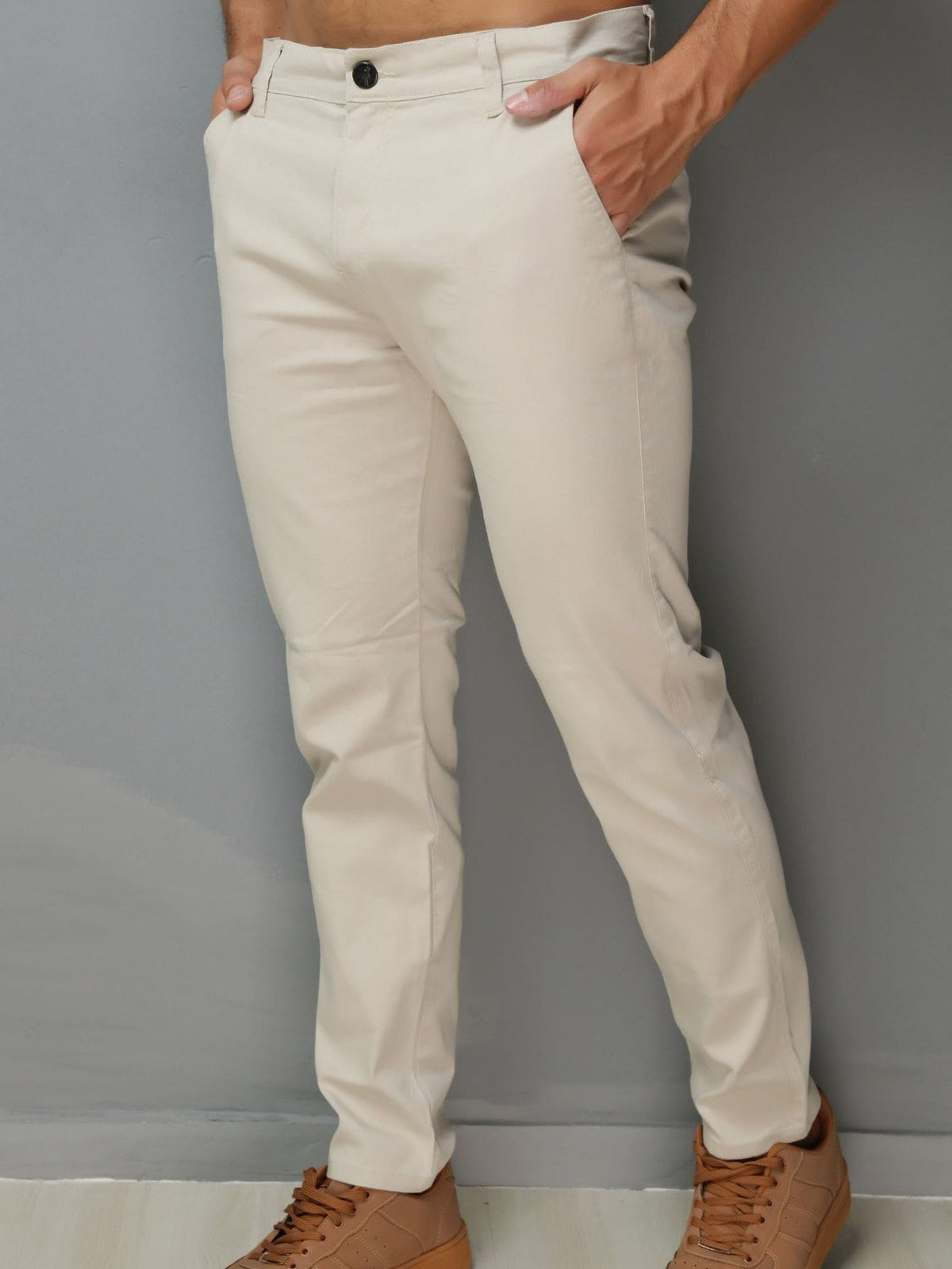 Calça alfaiataria masculina bege Elegance, vista de frente com a mão no bolso