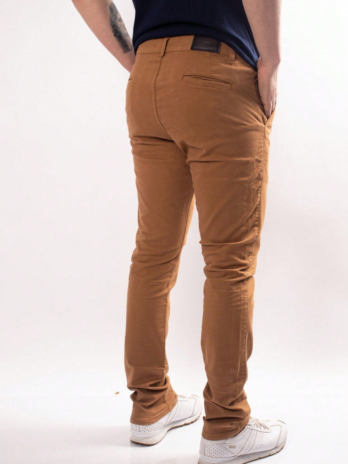 Calça alfaiataria masculina caramelo Alfa, vista de costas