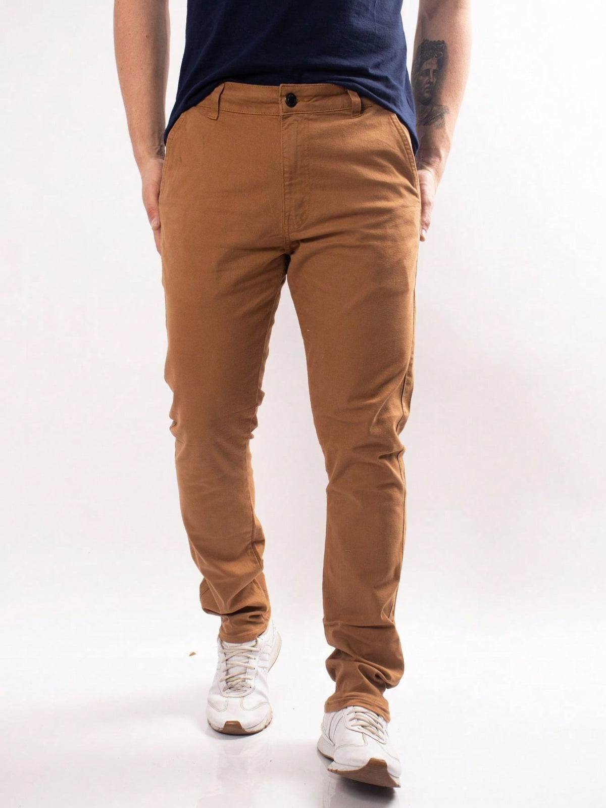 Calça alfaiataria masculina caramelo Alfa, vista de frente