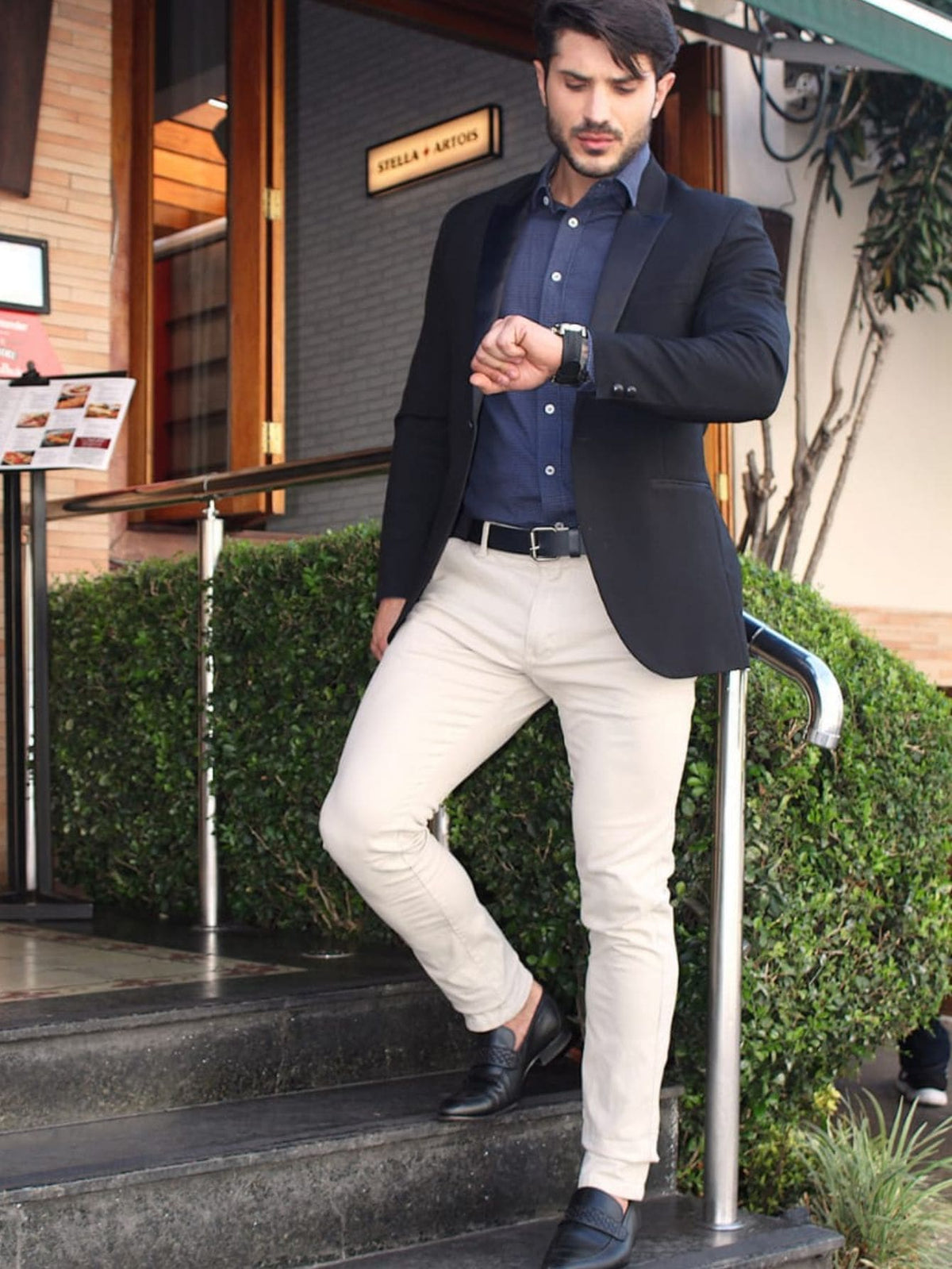 Calça alfaiataria masculina cinza claro Alfa, look com blazer escuro