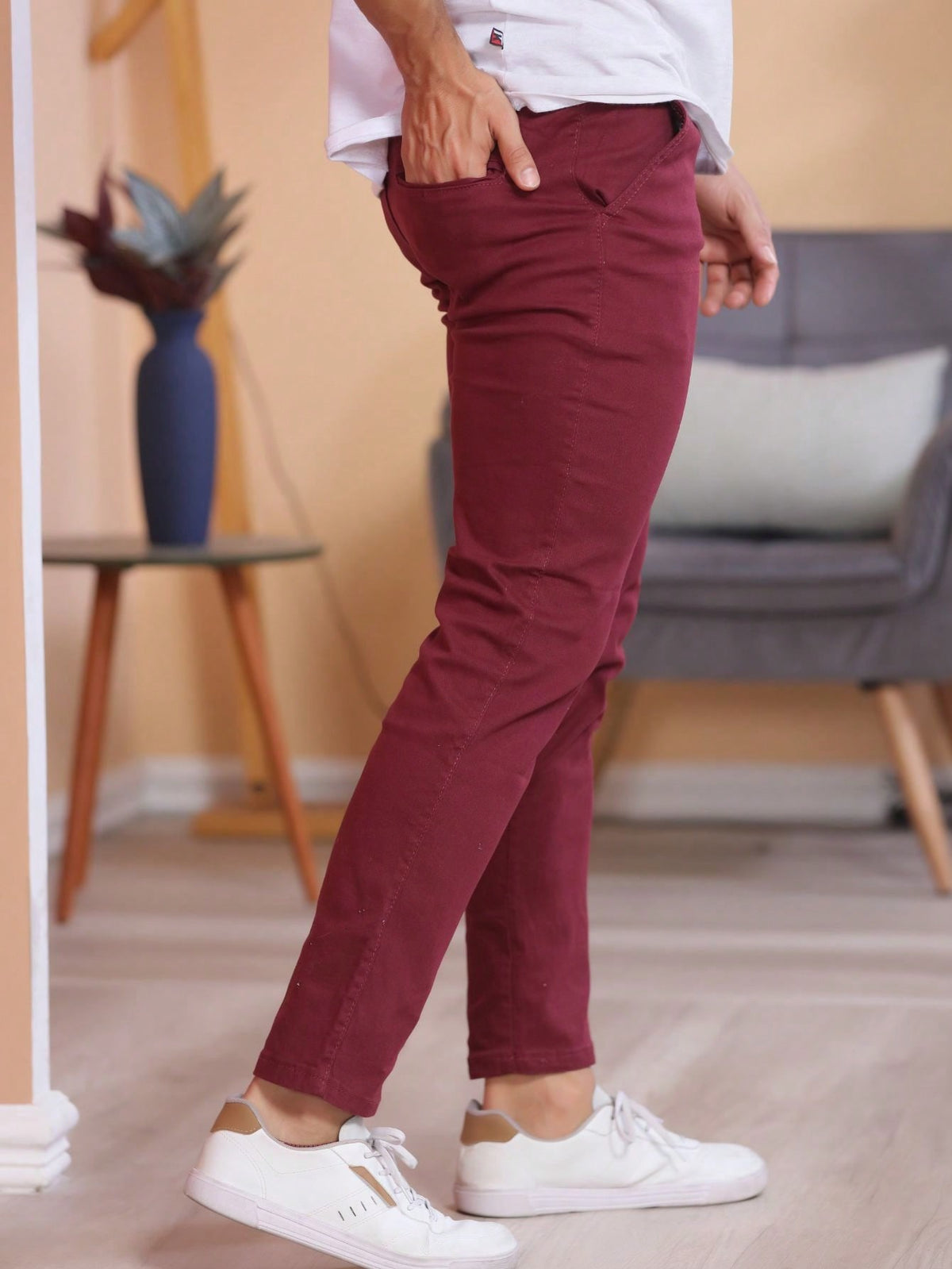 Calça alfaiataria masculina vinho Elegance, vista de costas em diagonal