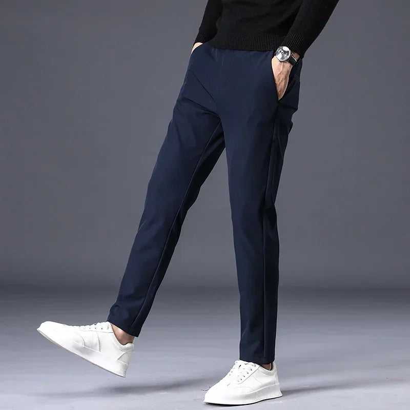 Calça social masculina alfaiataria Elastic azul marinho, vista em movimento