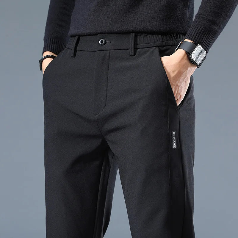 Calça social masculina preta alfaiataria Elastic, detalhe da frente e do bolso
