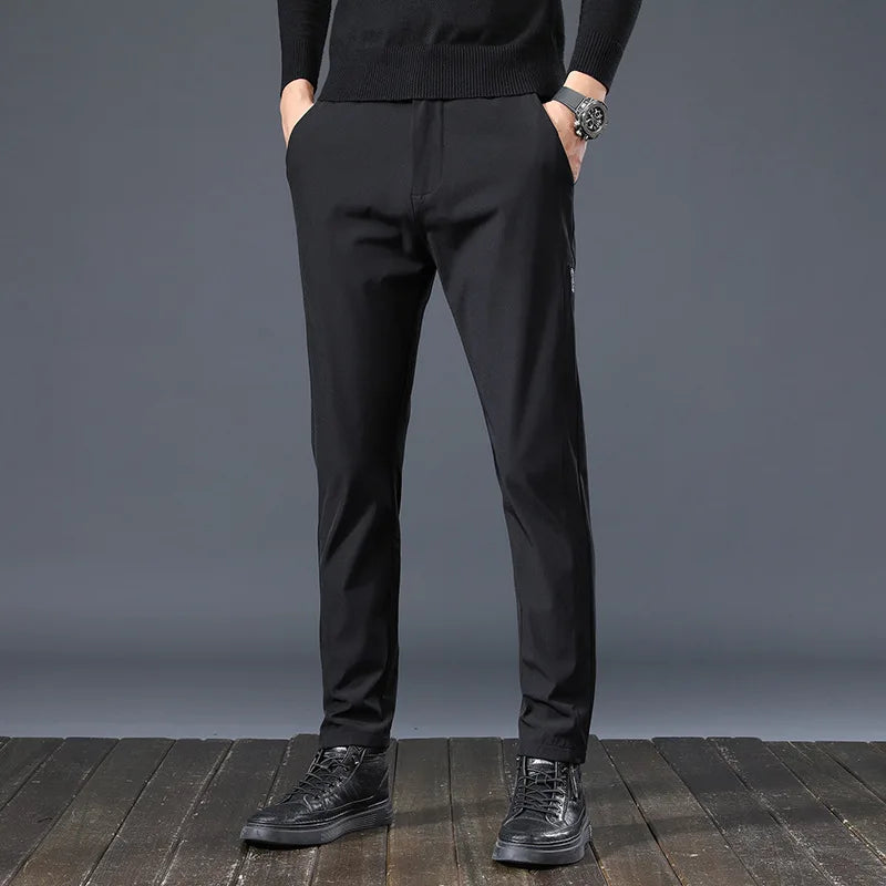 Calça social masculina preta alfaiataria Elastic, vista de frente no corpo inteiro