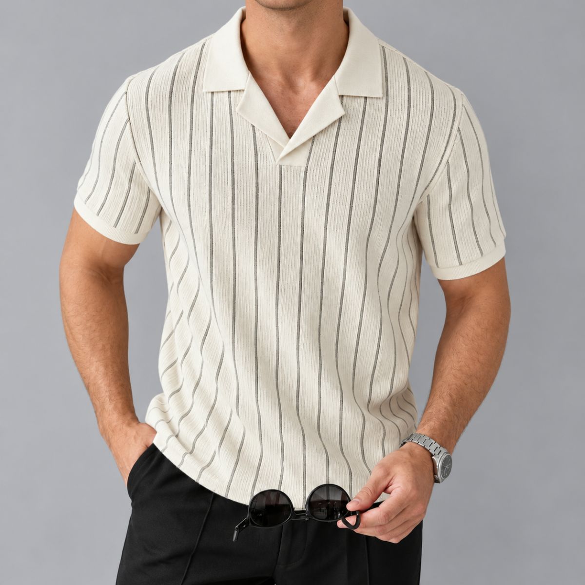 Camisa Polo Masculina Bege Listrada Capri de frente, listras verticais cinza e gola cubana