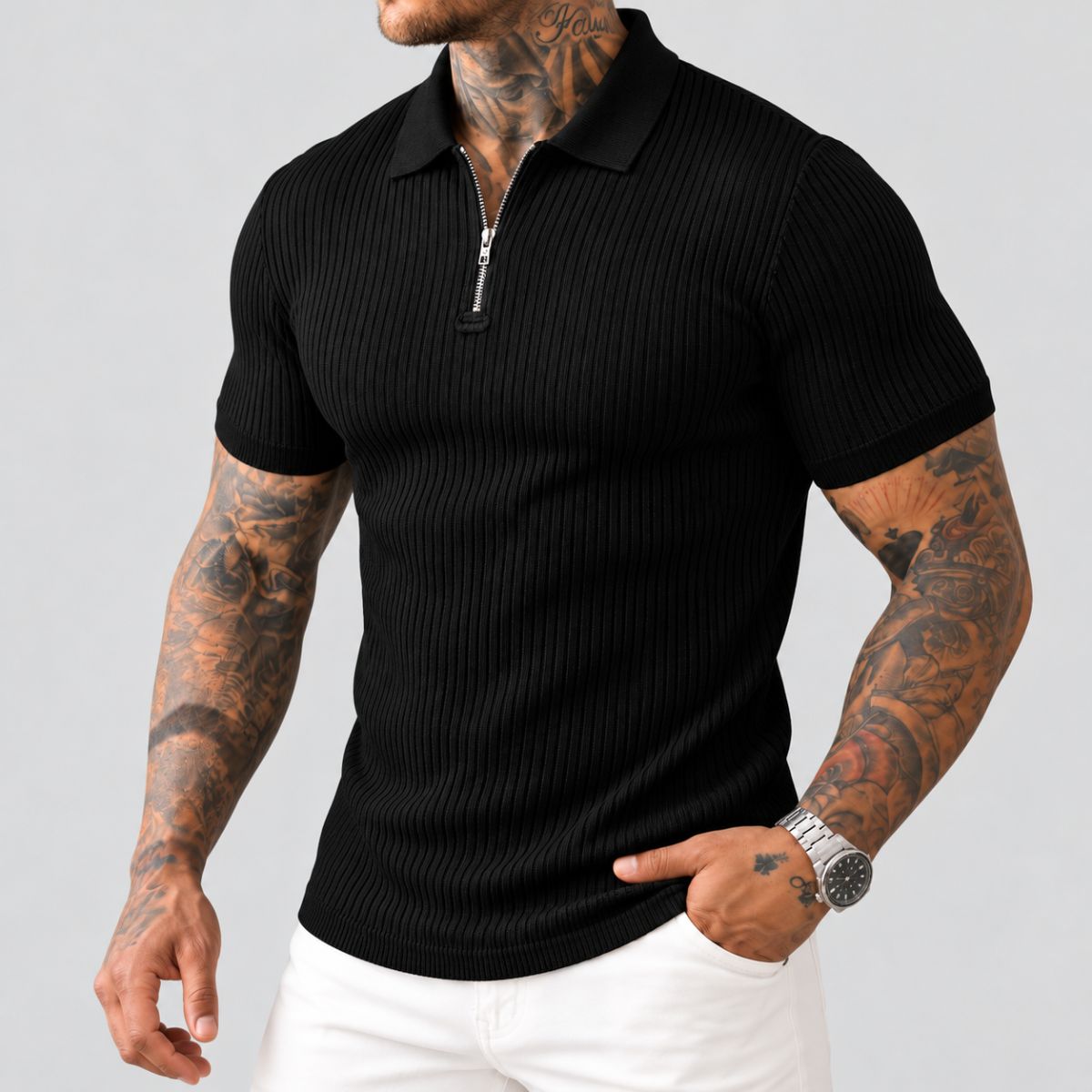Camisa polo com zíper masculina preta canelada, de frente, com zíper metálico na gola