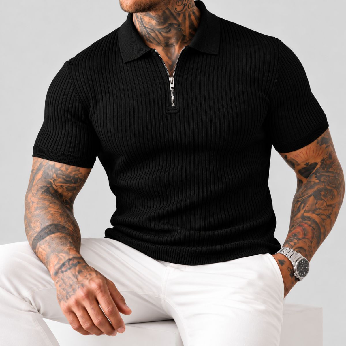 Modelo sentado com Camisa Polo Masculina com Zíper Canelada Slim Milano preta, caimento slim