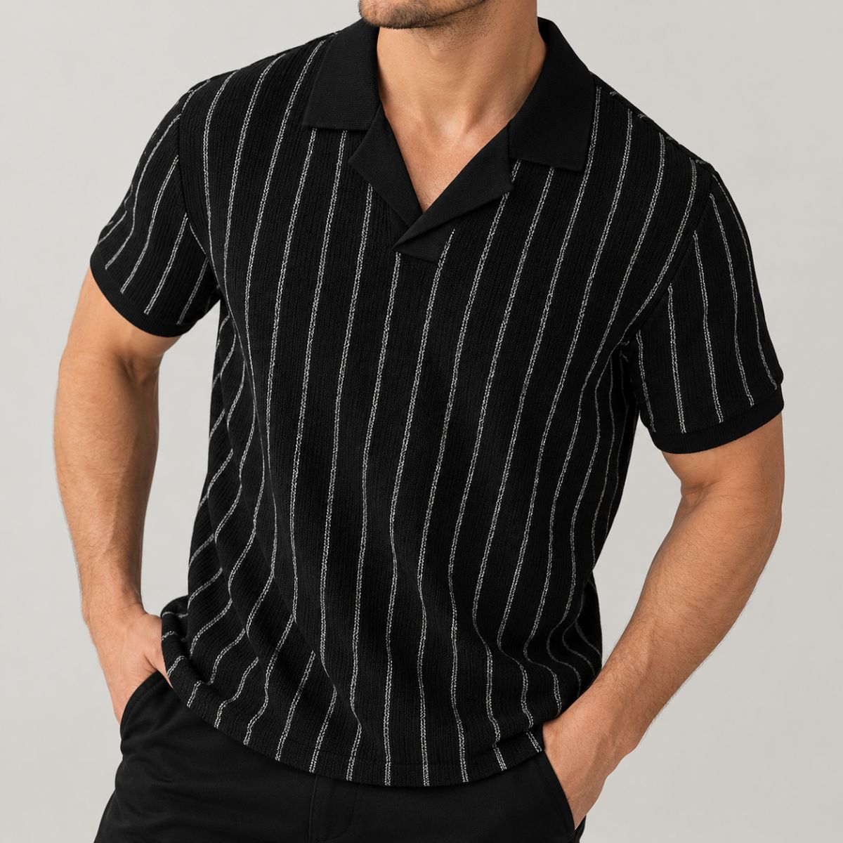 Camisa polo masculina preta com listras brancas e gola cubana aberta, vista de frente