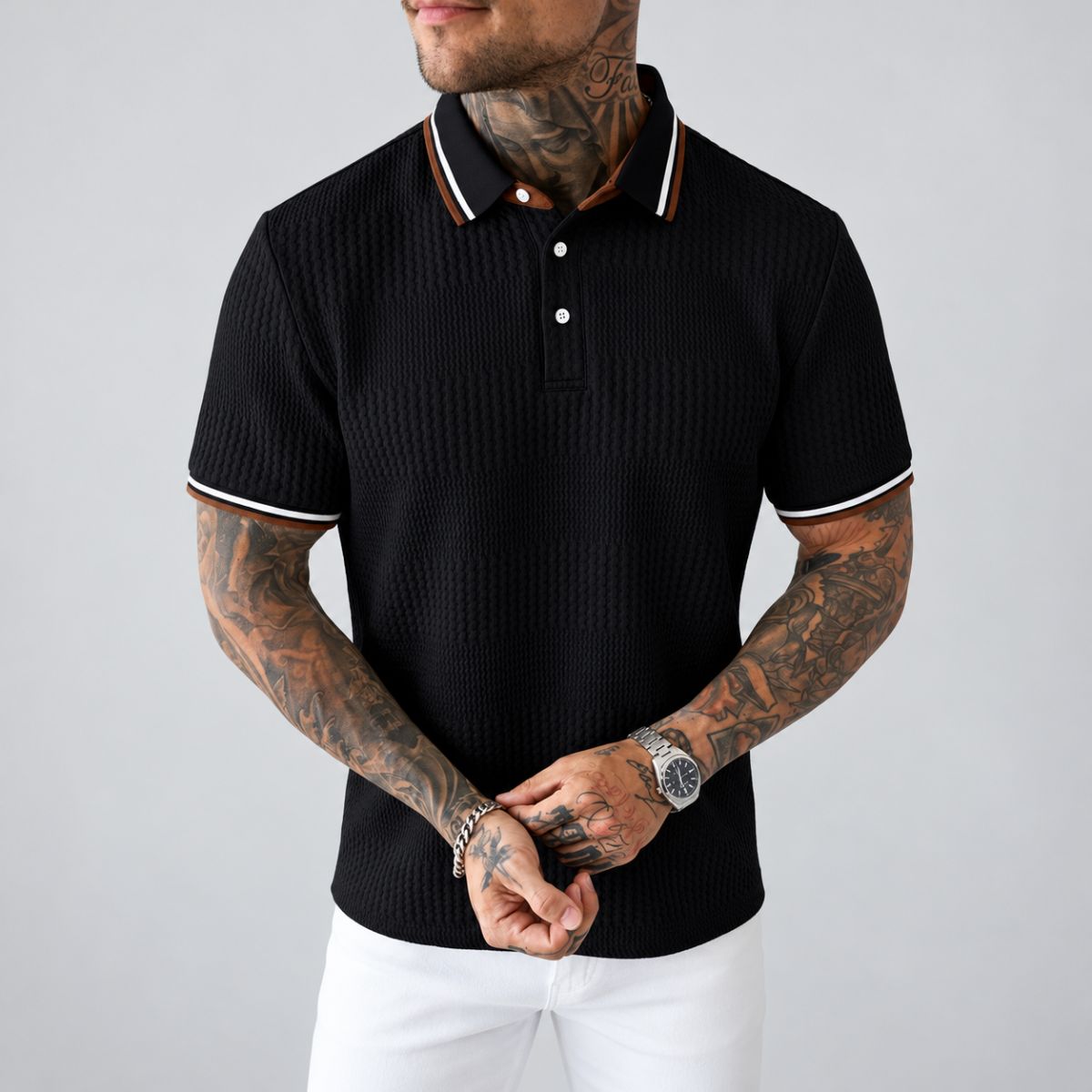 Camisa Polo Masculina Preta com Friso Monaco de frente, gola com friso branco e marrom e três botões