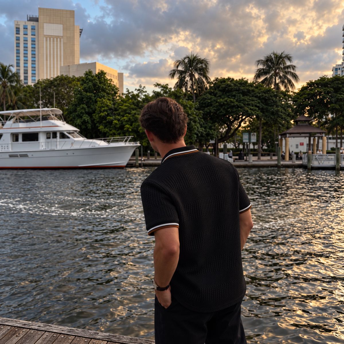 Homem de costas usando Camisa Polo Masculina Preta com Friso Monaco, com frisos nas mangas