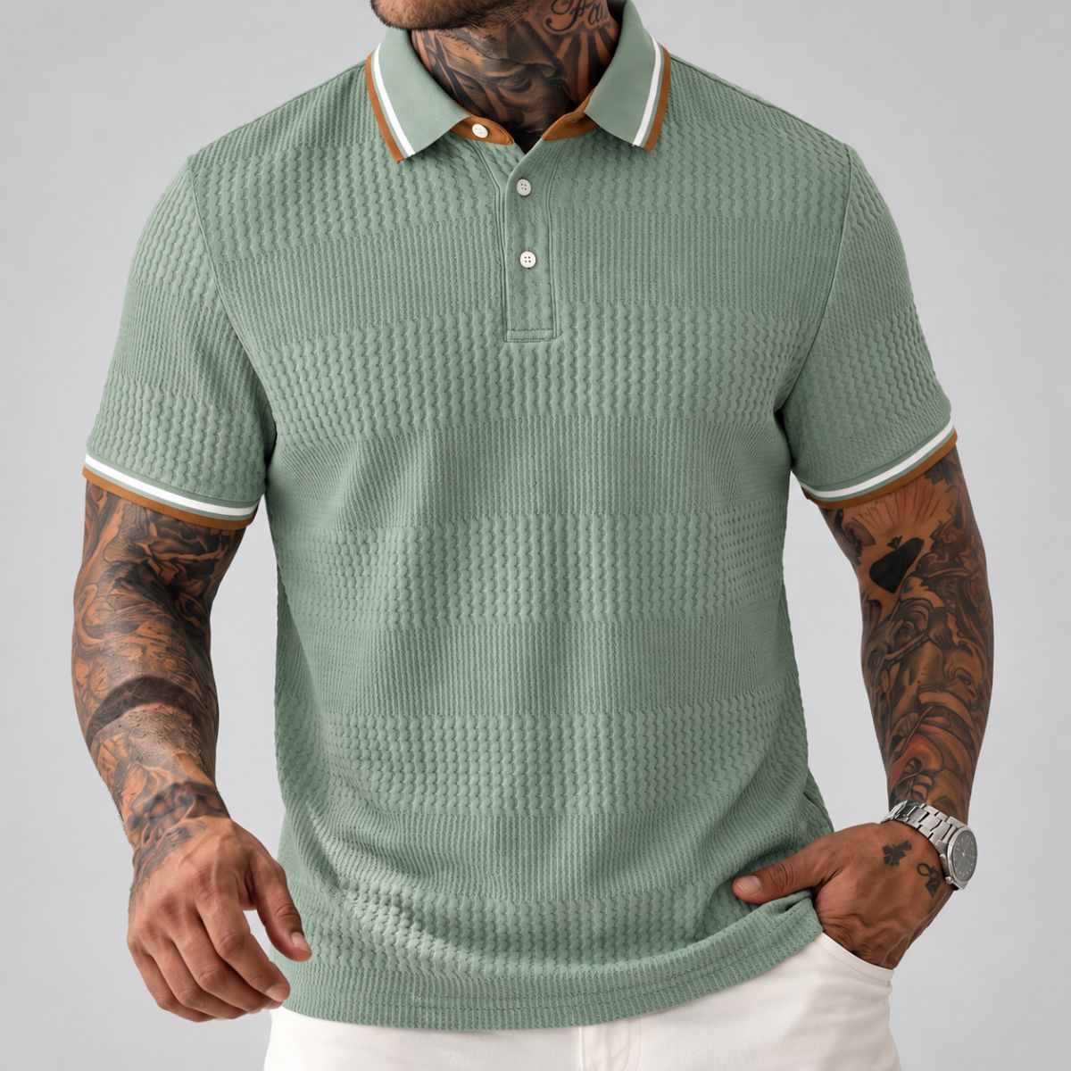 Camisa polo verde claro com friso na gola e nas mangas, três botões e tecido texturizado