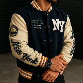 Jaqueta Masculina Varsity Baseball NY EGG Loja Viego jaqueta baseball masculina jaqueta college masculina jaqueta com gola canelada jaqueta estilo americano jaqueta masculina casual Jaqueta Masculina Varsity Baseball NY jaqueta universitária masculina jaqueta varsity masculina jaqueta varsity ny jaqueta varsity urbana moda streetwear masculina