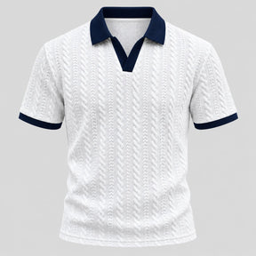Camisa polo masculina branca texturizada com gola polo aberta em V azul-marinho