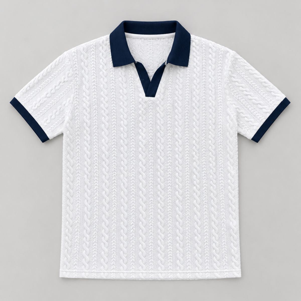 Camisa Polo Masculina Branca Texturizada Riviera de frente, com textura em tranças, gola V e punhos azul-marinho