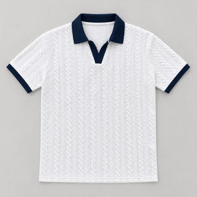 Camisa Polo Masculina Branca Texturizada Riviera de frente, com textura em tranças, gola V e punhos azul-marinho