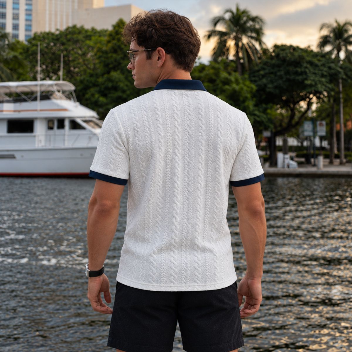 Costas da camisa polo masculina branca texturizada vestida, com gola e punhos azul-marinho