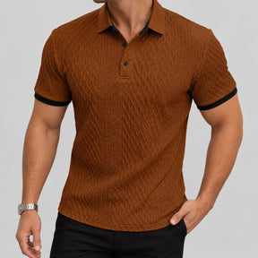 Camisa Polo Masculina Marrom Café Toscana de frente, textura trançada, dois botões e punhos pretos