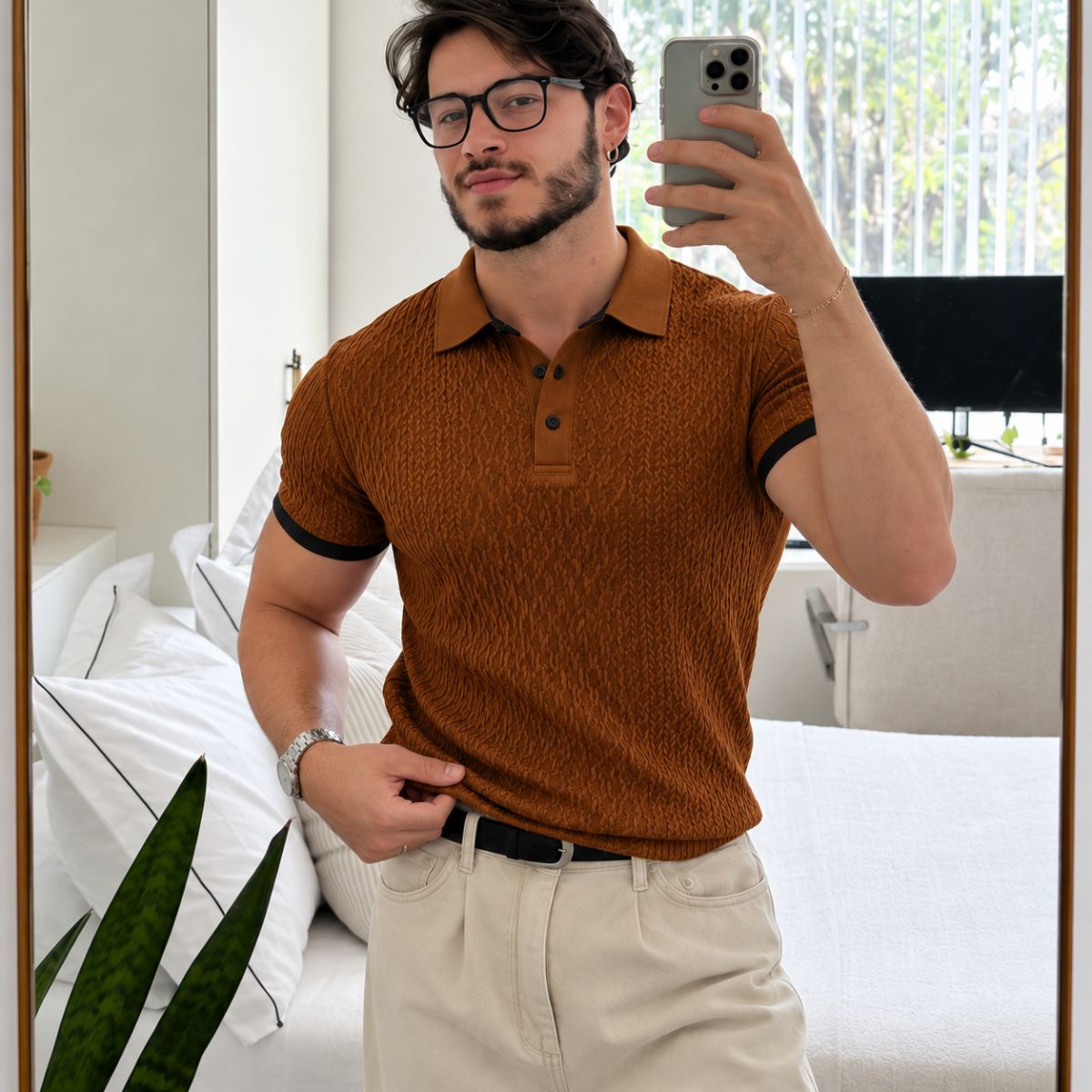Camisa polo marrom café masculina com textura trançada e punhos pretos, foto no espelho