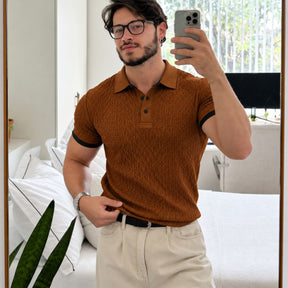 Camisa polo marrom café masculina com textura trançada e punhos pretos, foto no espelho
