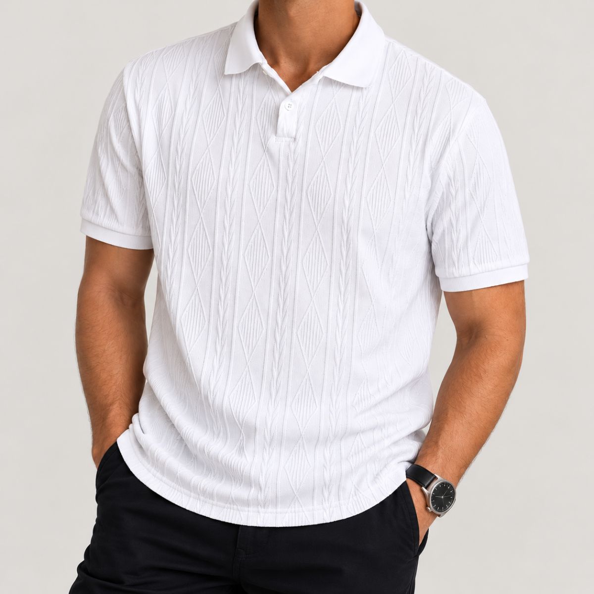 Camisa polo masculina branca old money de frente, com textura em losangos e gola de um botão