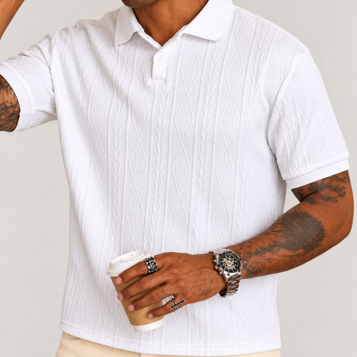 Modelo usando camisa polo branca texturizada old money, segurando café