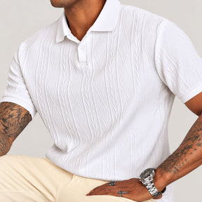 Camisa Polo Masculina Old Money Branca Windsor vestida com calça bege, modelo sentado