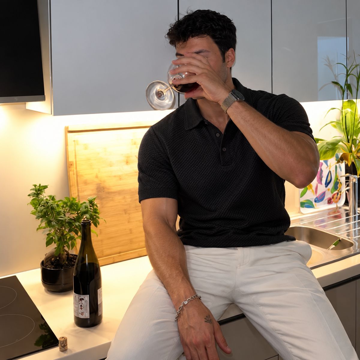 Homem com Camisa Polo Masculina Preta Seda Gelada Noir e calça bege em ambiente casual