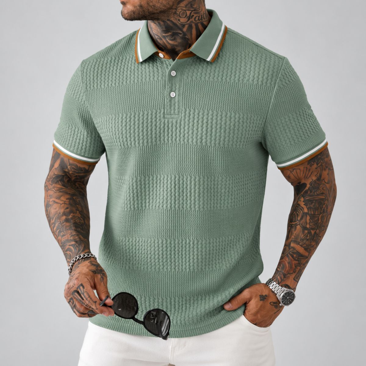 Camisa Polo Masculina Verde Claro com Friso Sorrento de frente, tecido texturizado e frisos branco e caramelo
