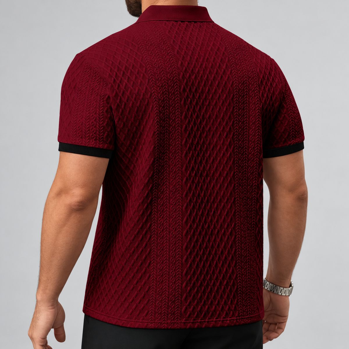 Costas da camisa polo masculina vinho com textura trançada e punhos pretos
