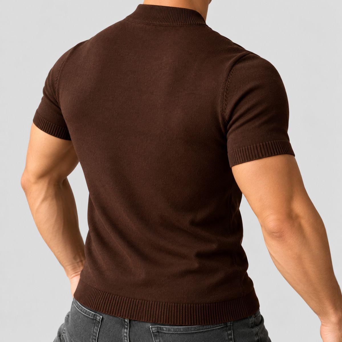 Costas da camiseta gola alta masculina marrom em tricô fino, com punhos canelados