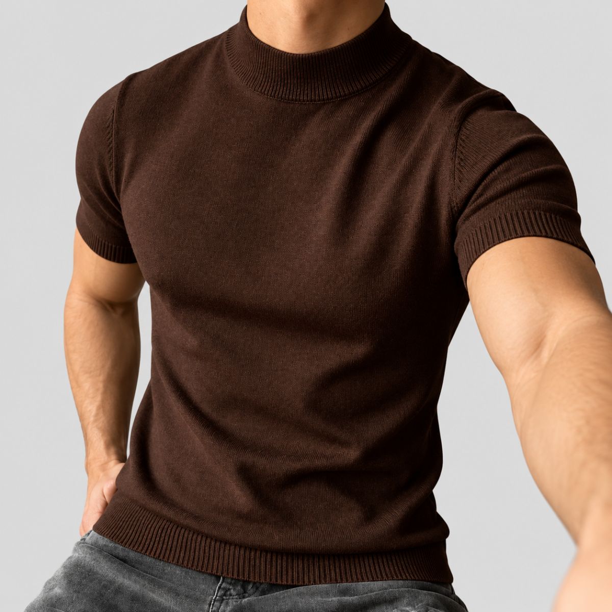 Detalhe da gola alta canelada da camiseta masculina marrom de tricô