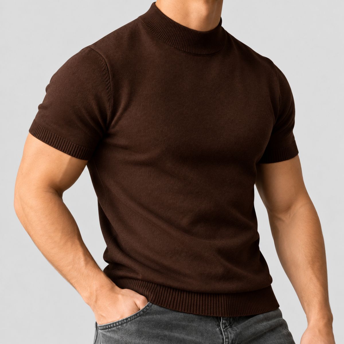 Camiseta marrom masculina de gola alta e manga curta em tricô, vista de frente