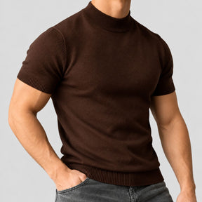 Camiseta marrom masculina de gola alta e manga curta em tricô, vista de frente
