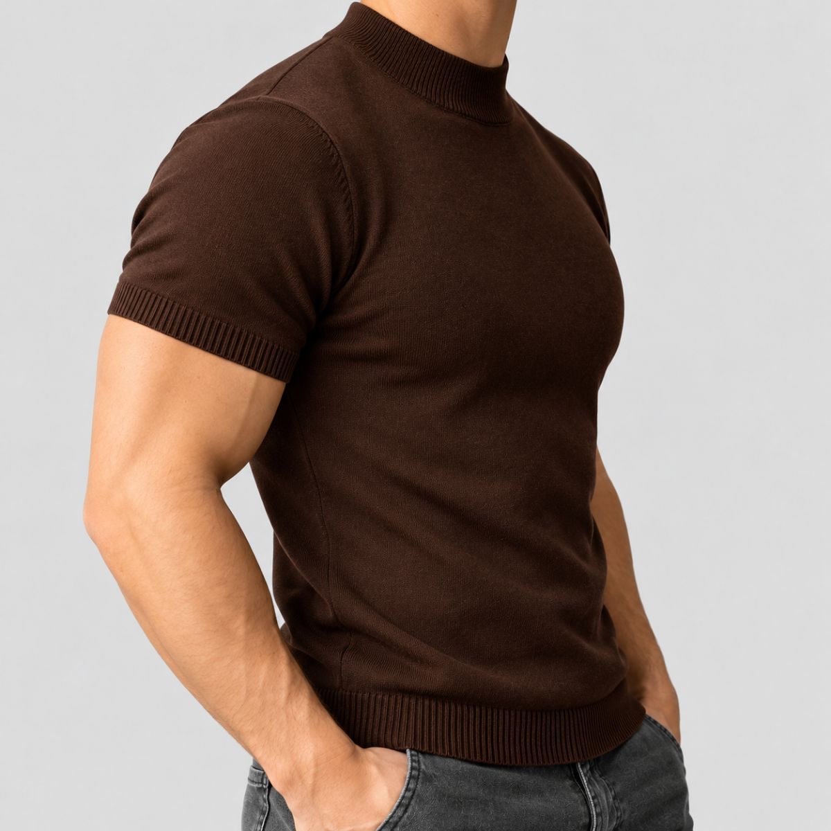 Camiseta gola alta masculina marrom de tricô, vista de lado, com jeans cinza