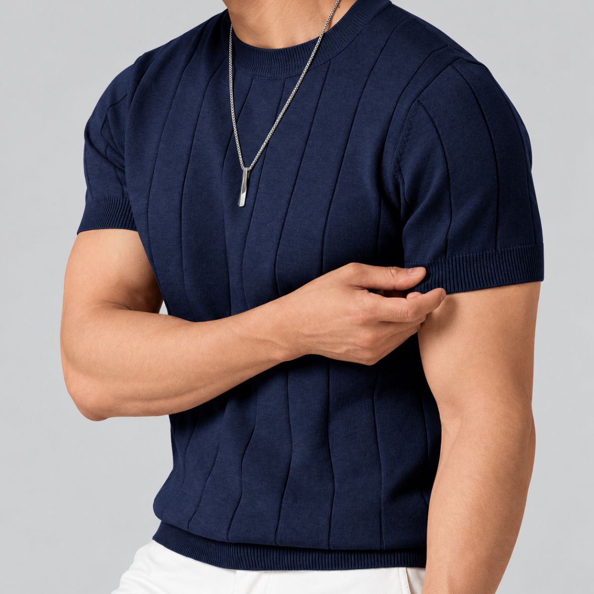 Camiseta canelada masculina azul-marinho de tricô, detalhe da manga com punho canelado